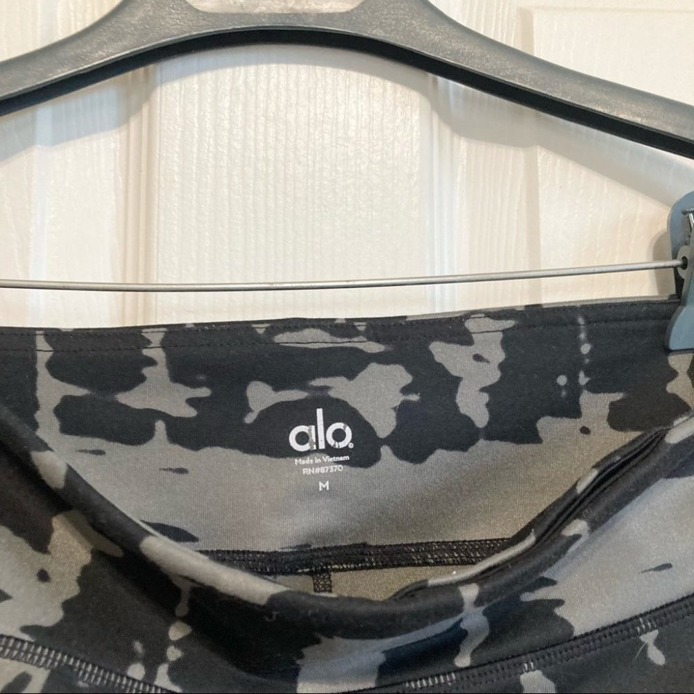 ALO Yoga Airbrush Leggings in Black Tie Dye Size Medium - Picture 5 of 10